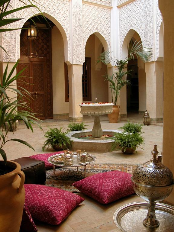 Riad Kniza Marakeş Dış mekan fotoğraf A fountain in a Moroccan riad