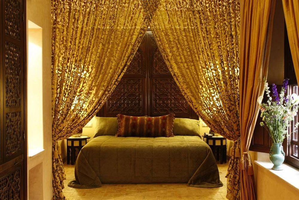 Riad Kniza Marakeş Dış mekan fotoğraf A bedroom at the Taj Mahal Palace