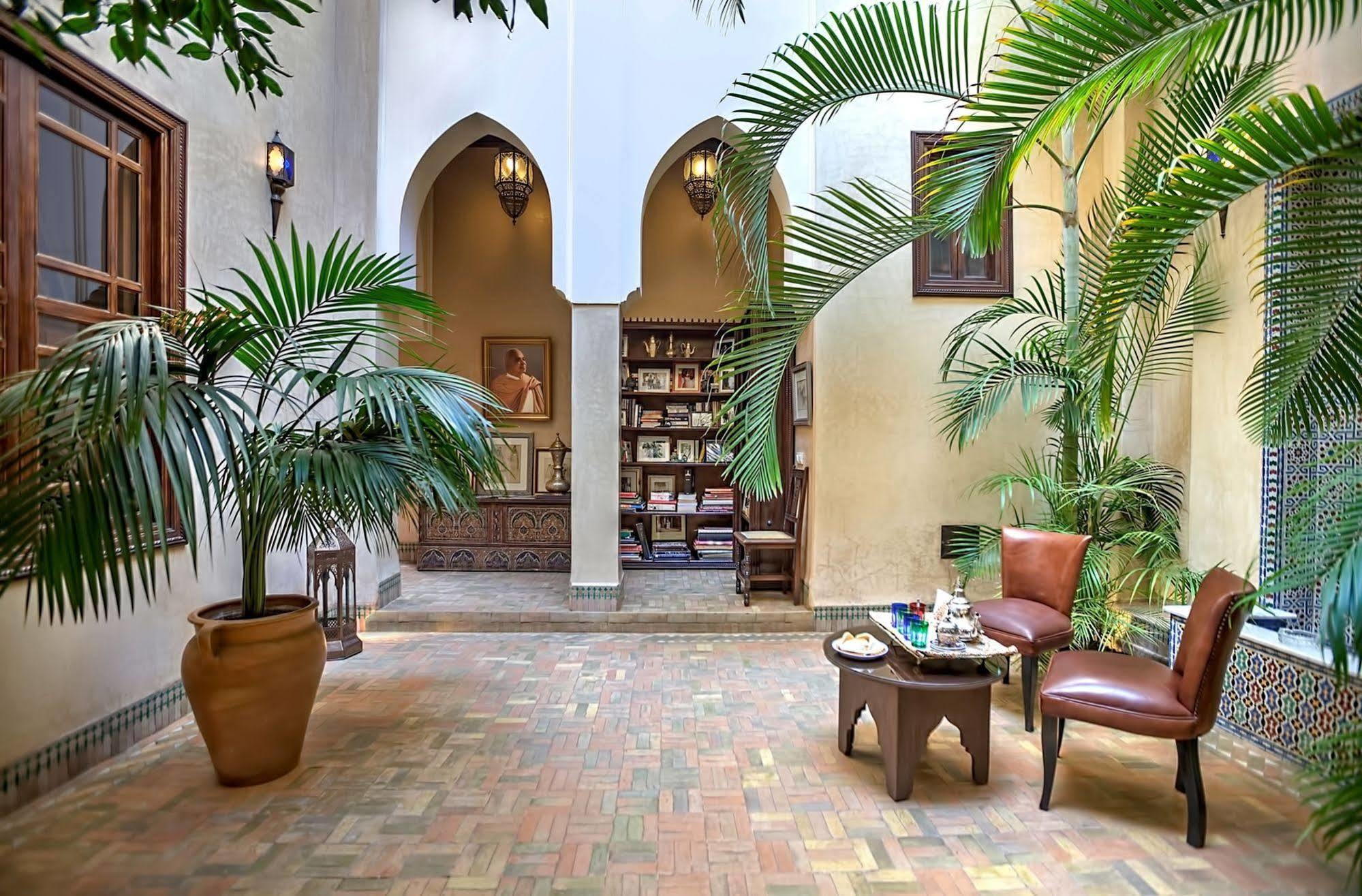 Riad Kniza Marakeş Dış mekan fotoğraf The interior of the library