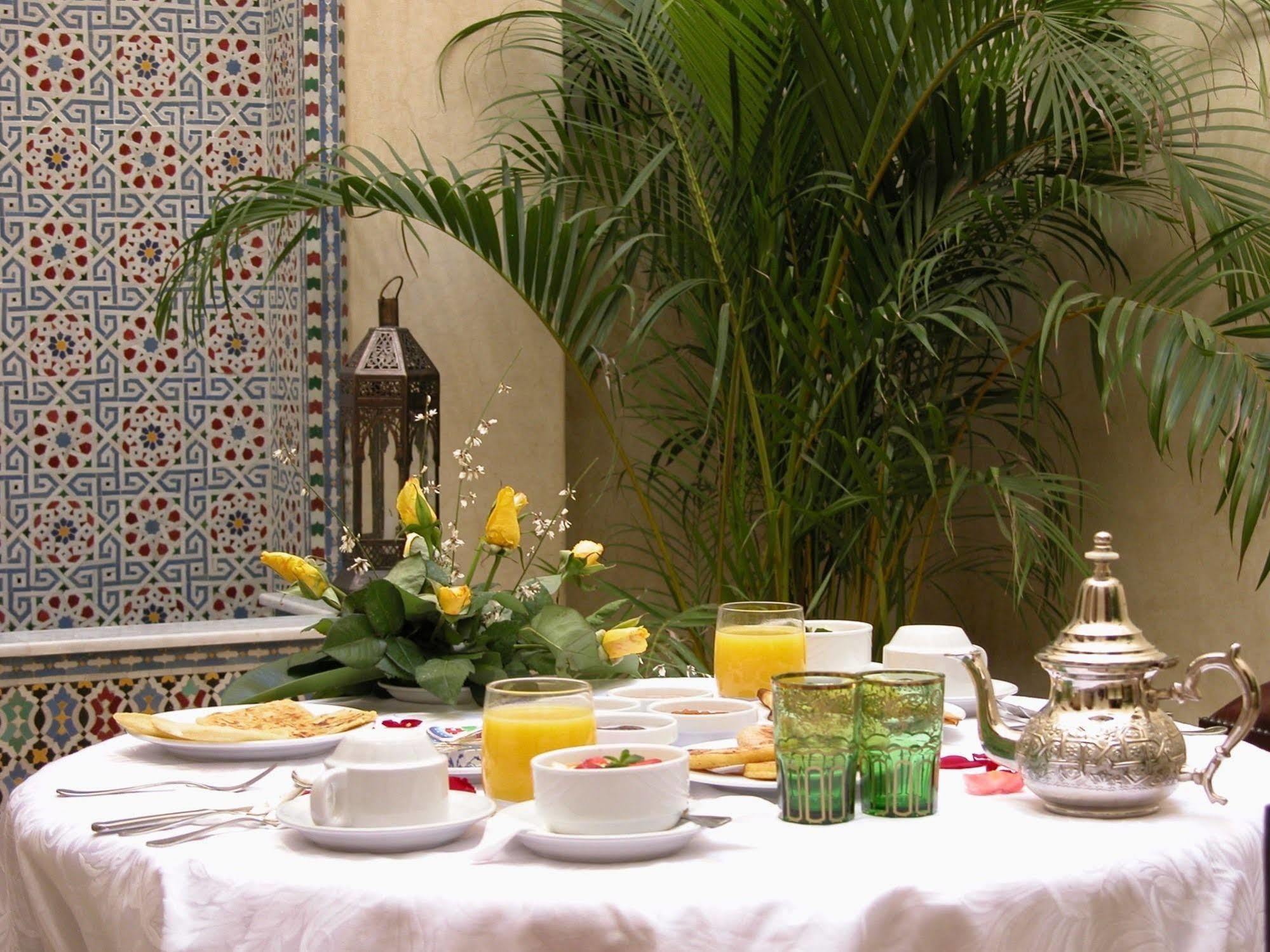 Riad Kniza Marakeş Dış mekan fotoğraf A Moroccan breakfast